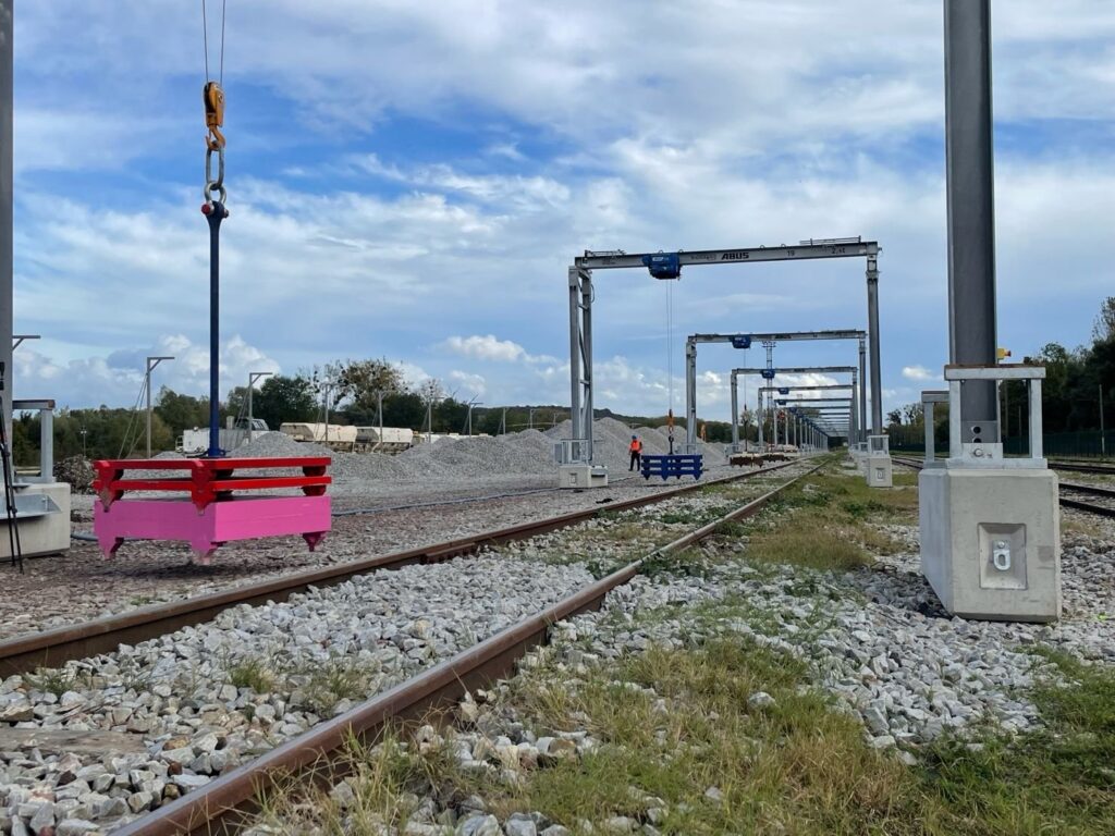 OSC-Prüfgewicht am Haken bei der Prüfung eines Portalkrans auf einem Bahngelände